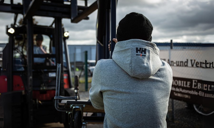 Discover our extensive range of work hoodies for men and women, offering the best in durability and comfort. Crafted by renowned brands like Portwest and Helly Hansen, our heavy-weight hoodies cater to all trades.
